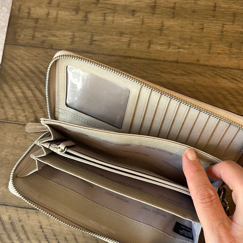 Michael Kors Cream Wallet Chic and Functional - Picture 3 of 3